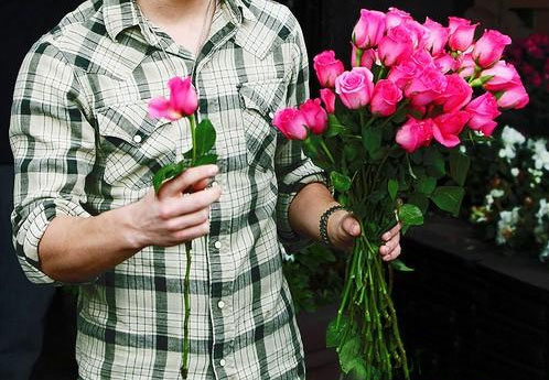 чоловік несе букет квітів
